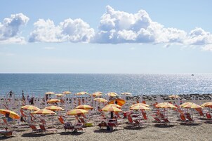 Plage, sable noir, serviettes de plage