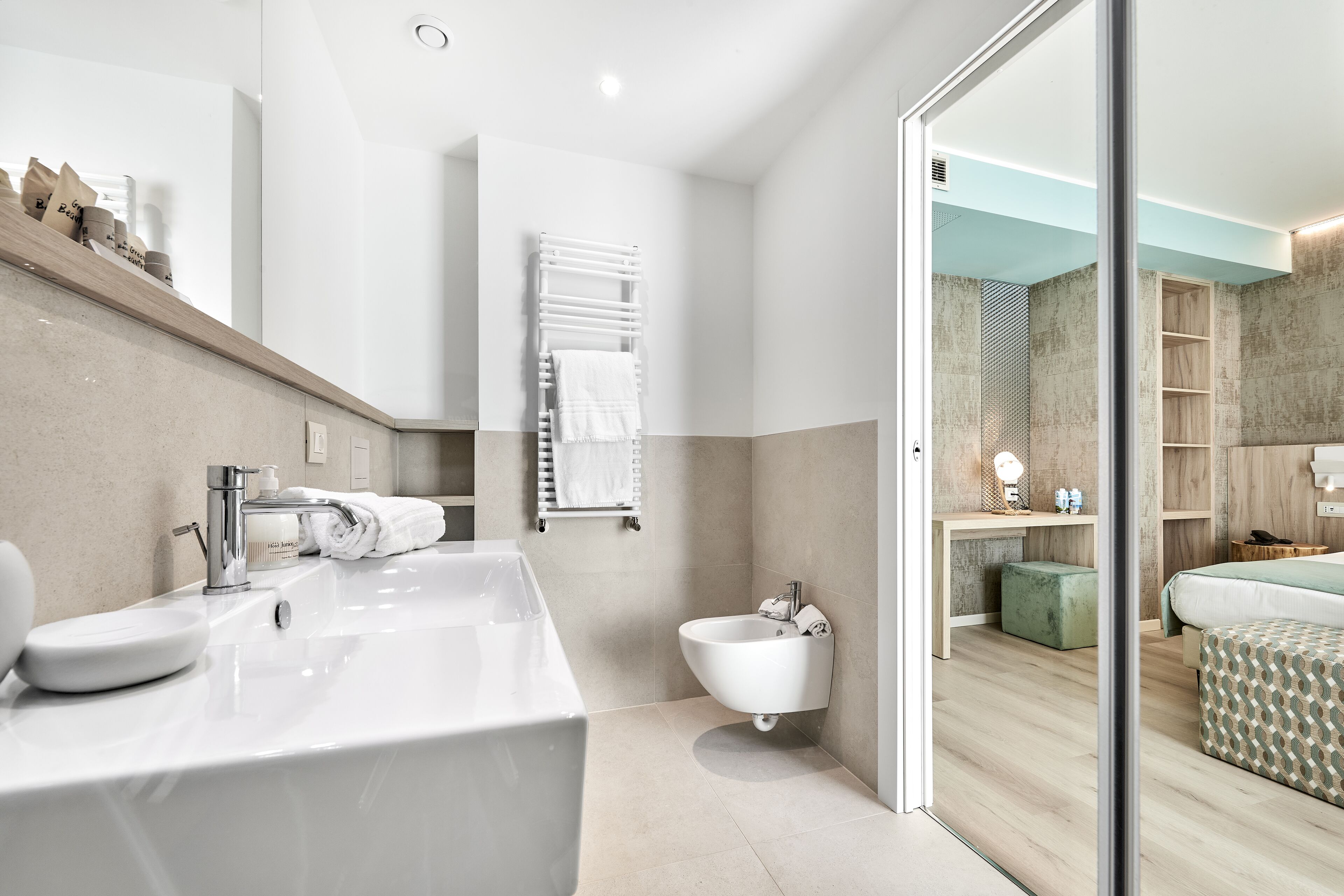 premium studio suite | bathroom | shower, hair dryer, bidet, towels