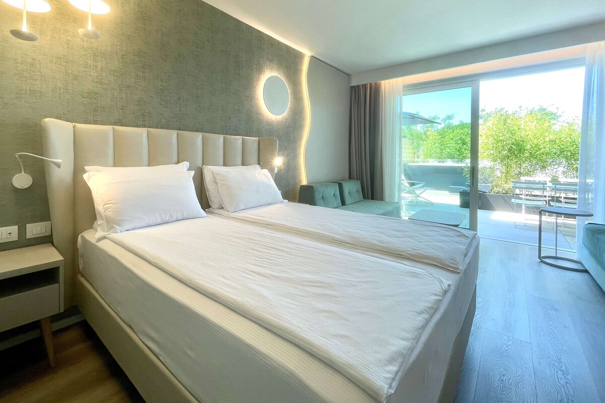 Junior Suite (Spa) | In-room safe, free WiFi, bed sheets