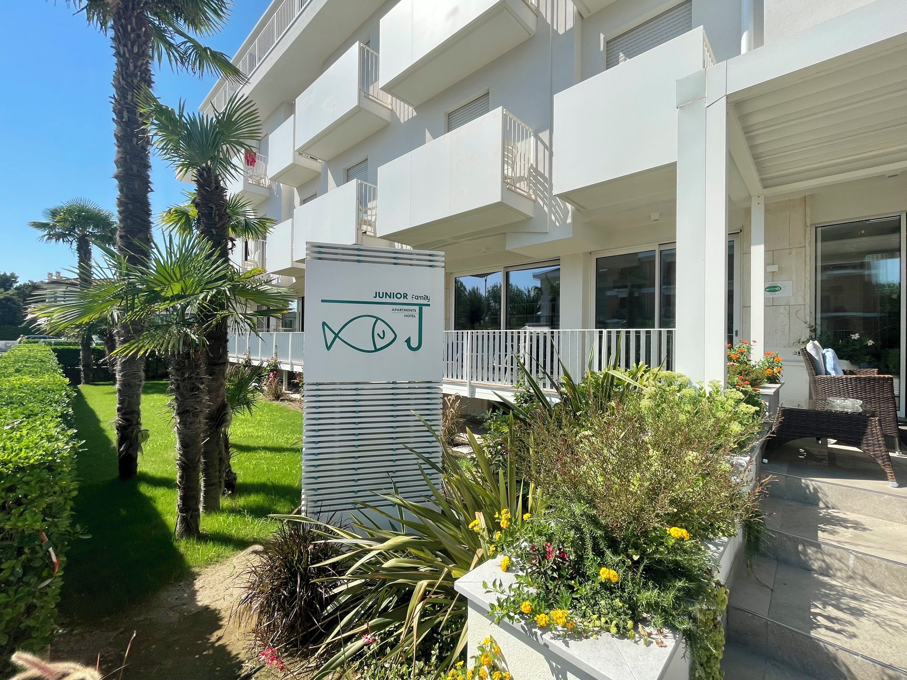 A hotel sign with a fish symbol, indicating a junior family hotel.