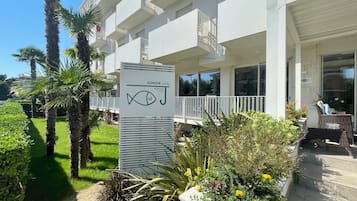 Segnaletica di un hotel con un simbolo di pesce, che indica un hotel per famiglie.