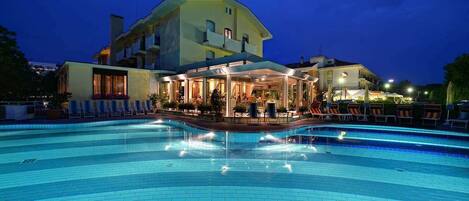 Seasonal outdoor pool, open 9:00 AM to 6:00 PM, pool umbrellas