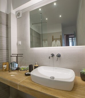 Combined shower/tub, hair dryer, slippers, towels