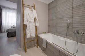 Ensemble douche/baignoire, sèche-cheveux, chaussons, serviettes fournies