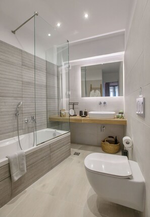 Combined shower/bathtub, hair dryer, slippers, towels