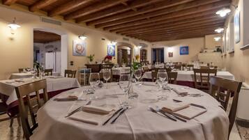 Petit déjeuner et déjeuner servis sur place, spécialités Cuisine locale