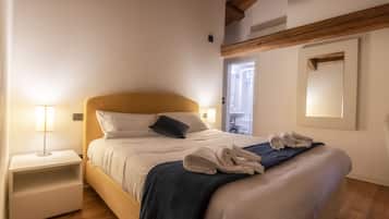 Escritorio, cunas, wifi gratis y ropa de cama