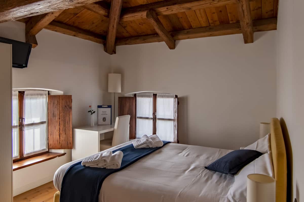 Desk, cots/infant beds, free WiFi, bed sheets