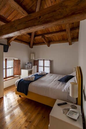 Escritorio, cunas (de pago), wifi gratis y ropa de cama