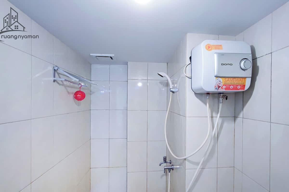 Een douche, een bidet, handdoeken, zeep