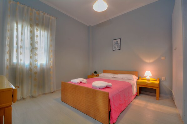 Apartamento, 2 quartos | 2 quartos, berços grátis, Wi-Fi de cortesia, roupa de cama