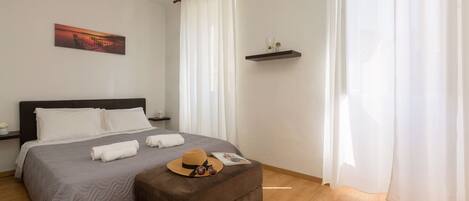 Tabla de planchar con plancha, cunas gratuitas y ropa de cama