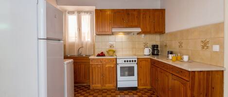 Apartment | Private kitchen | Fridge, oven, stovetop, coffee/tea maker