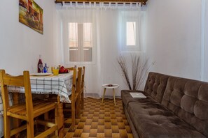 Apartment | Essbereich im Zimmer