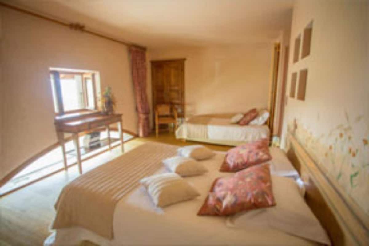 Family Quadruple Room | Peralatan tempat tidur premium, Wi-fi percuma, cadar katil