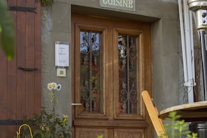 A wooden door with a sign above it reading "CUISINE". - Le Bonheur dans le Pré (Lucinges)
