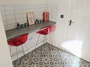 Großer Kühlschrank, Mikrowelle, Ofen, Herdplatte