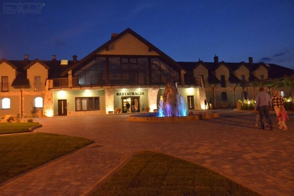 Fachada de la propiedad por la tarde o noche