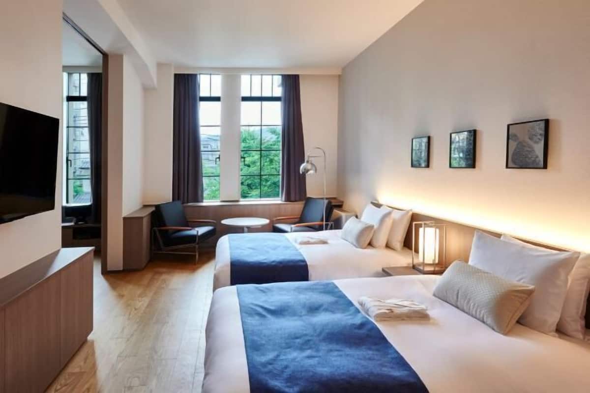 1 habitación, edredón y caja de seguridad en la habitación