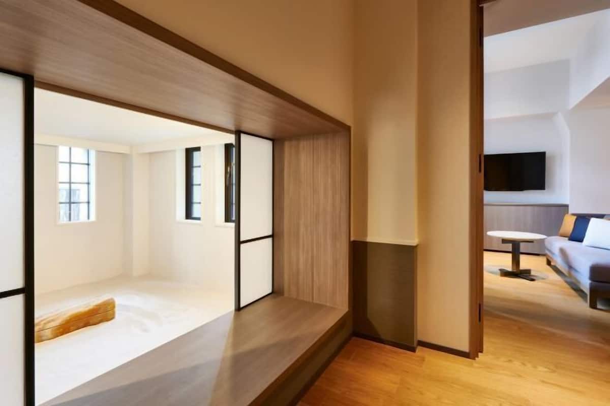 1 habitación, edredón y caja de seguridad en la habitación
