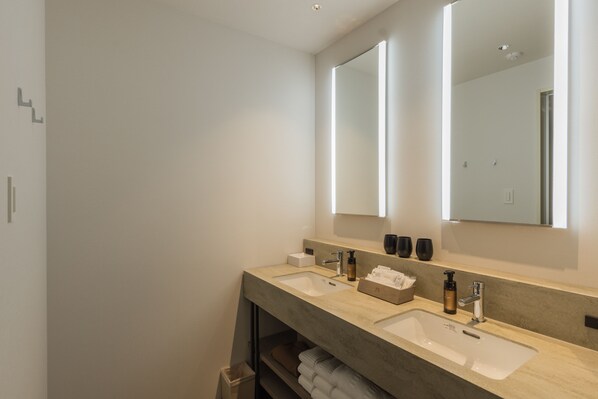 A modern bathroom with two sinks, a large mirror, and a towel rack. - THE GATE HOTEL KYOTO TAKASEGAWA by HULIC (Kyoto)
