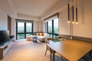 Cubrecamas, caja de seguridad en la habitación y cortinas blackout 