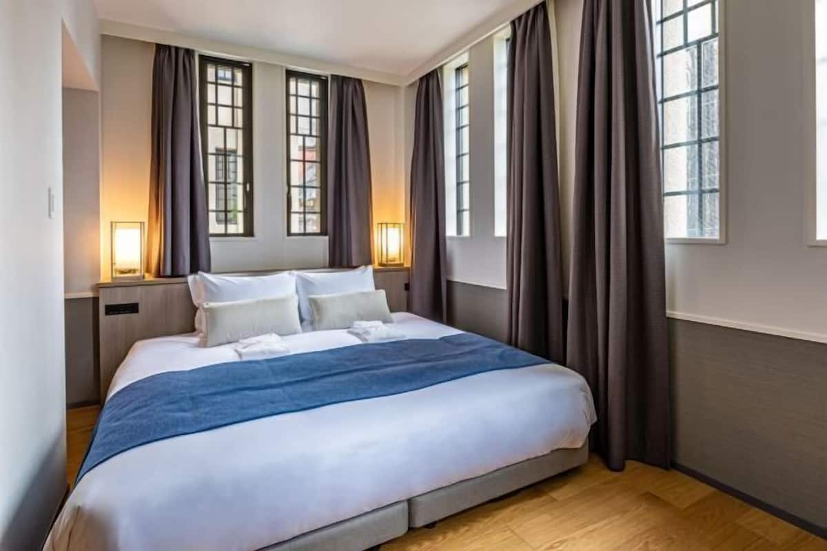 1 habitación, edredón y caja de seguridad en la habitación