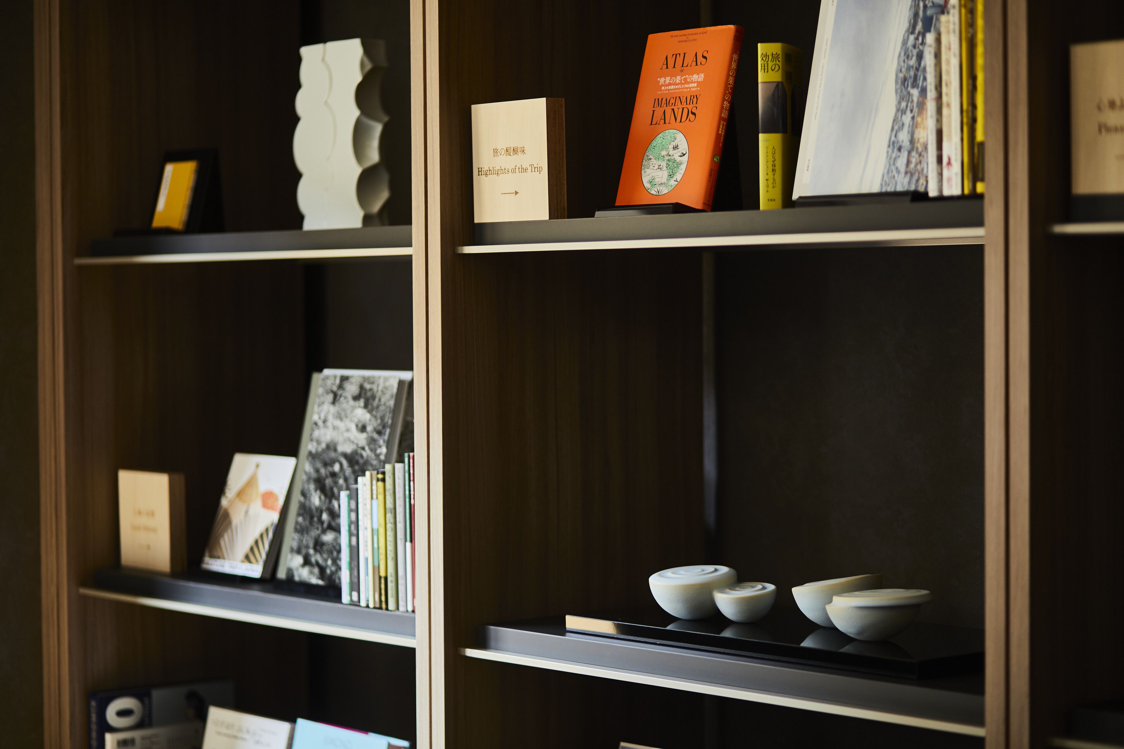 Una estantería con libros y adornos.