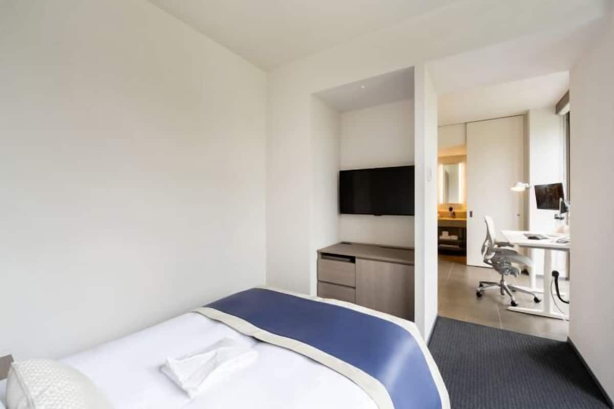 1 habitación, edredón y caja de seguridad en la habitación