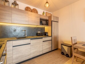 Mikrowelle, Geschirrspüler, Wasserkocher mit Kaffee-/Teezubehör, Toaster