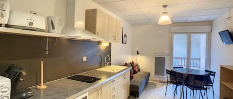 Réfrigérateur, micro-ondes, four, plaque de cuisson