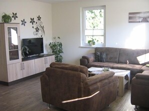 Huoneisto (Ground Floor 3 Right) | Oleskelualue | Taulutelevisio