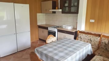 Fridge, oven, stovetop, dishwasher