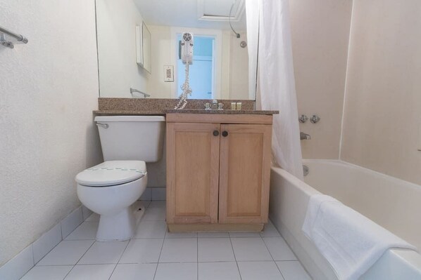 Apartment (1 Bedroom) | Bathroom - 467 Studio Hollywood Beach Resort (Hollywood)