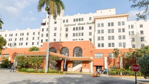 A hotel with a large sign reading "Hollywood Beach Resort". - 603 Studio Hollywood Beach (Hollywood)