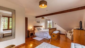 3 bedrooms, in-room safe, desk, iron/ironing board