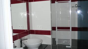 Douche, serviettes fournies, papier toilette