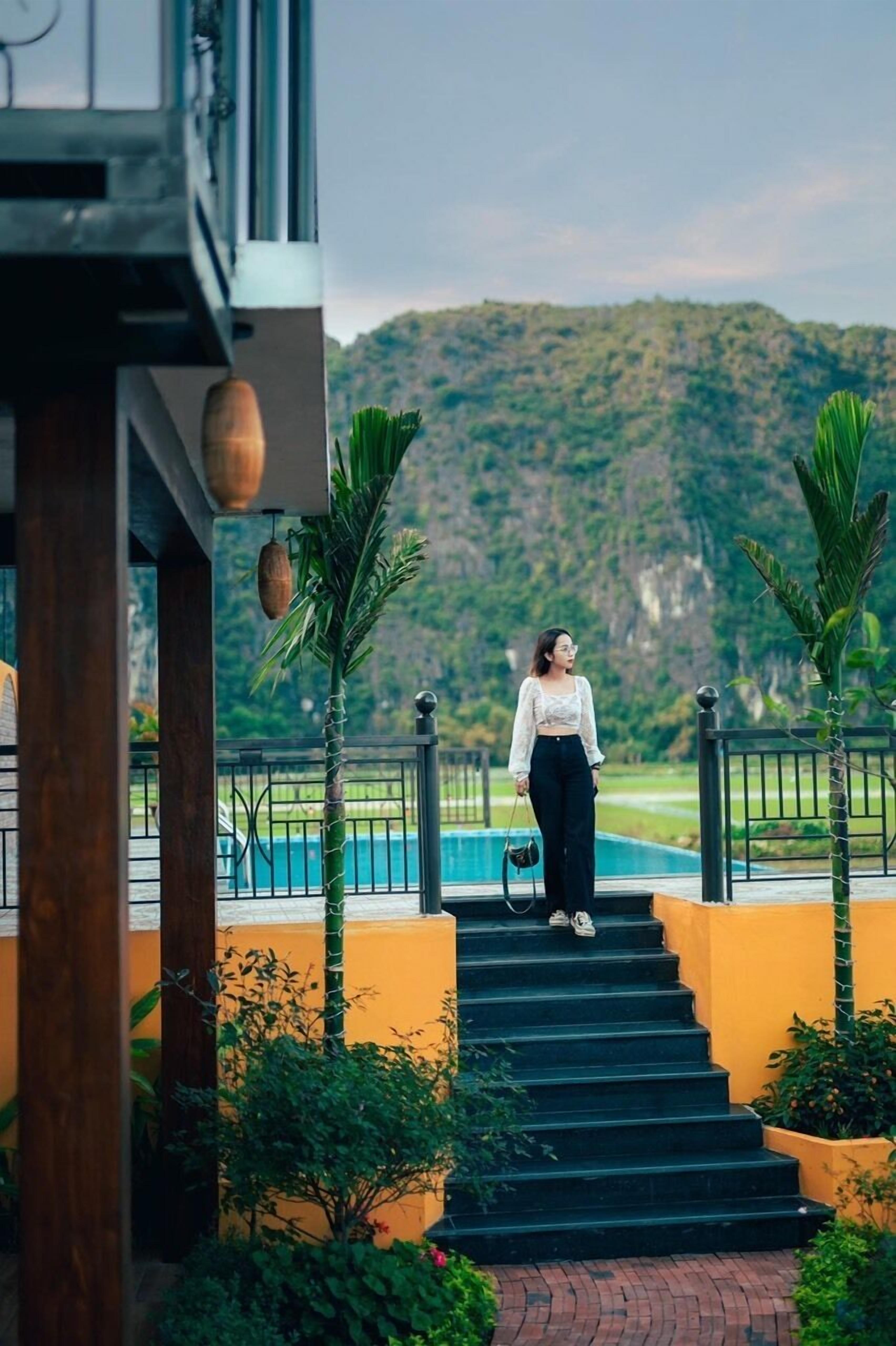 Una piscina al aire libre, tumbonas