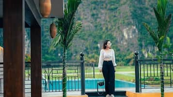 Una piscina al aire libre, sillones reclinables de piscina