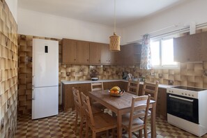 Refrigerador, horno, parrilla de estufa y cafetera y tetera 