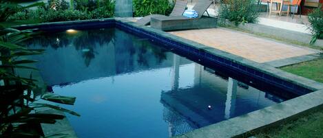 Ulkouima-allas, aurinkotuoleja