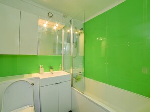 Apartment (1 Bedroom) | Badezimmer | Handtücher, Toilettenpapier