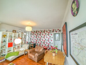 Apartment (1 Bedroom) | Living room | TV - 1 BR Limehouse Flat With Stunning Views of London! (London)