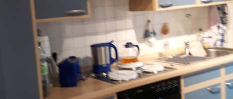 Refrigerador, microondas, horno y cafetera y tetera