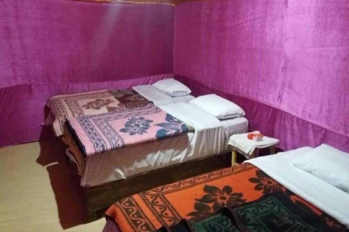 Tienda de campaña estándar, baño compartido (5 Pax) | Escritorio, insonorización, camas extra y ropa de cama