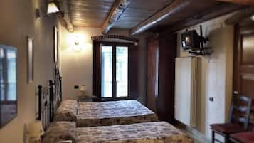 Basic Triple Room | In-room safe, laptop workspace, free WiFi, bed sheets