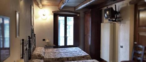 Habitació triple bàsica | Caixa forta a l'habitació i espai de treball apte per a portàtils