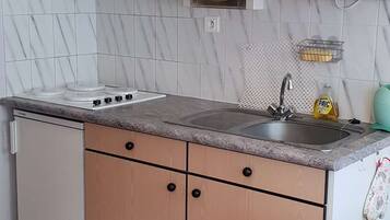 Een koelkast, een magnetron, een kookplaat