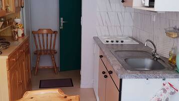 Réfrigérateur, micro-ondes, plaque de cuisson