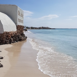 Chaises longues, serviettes de plage